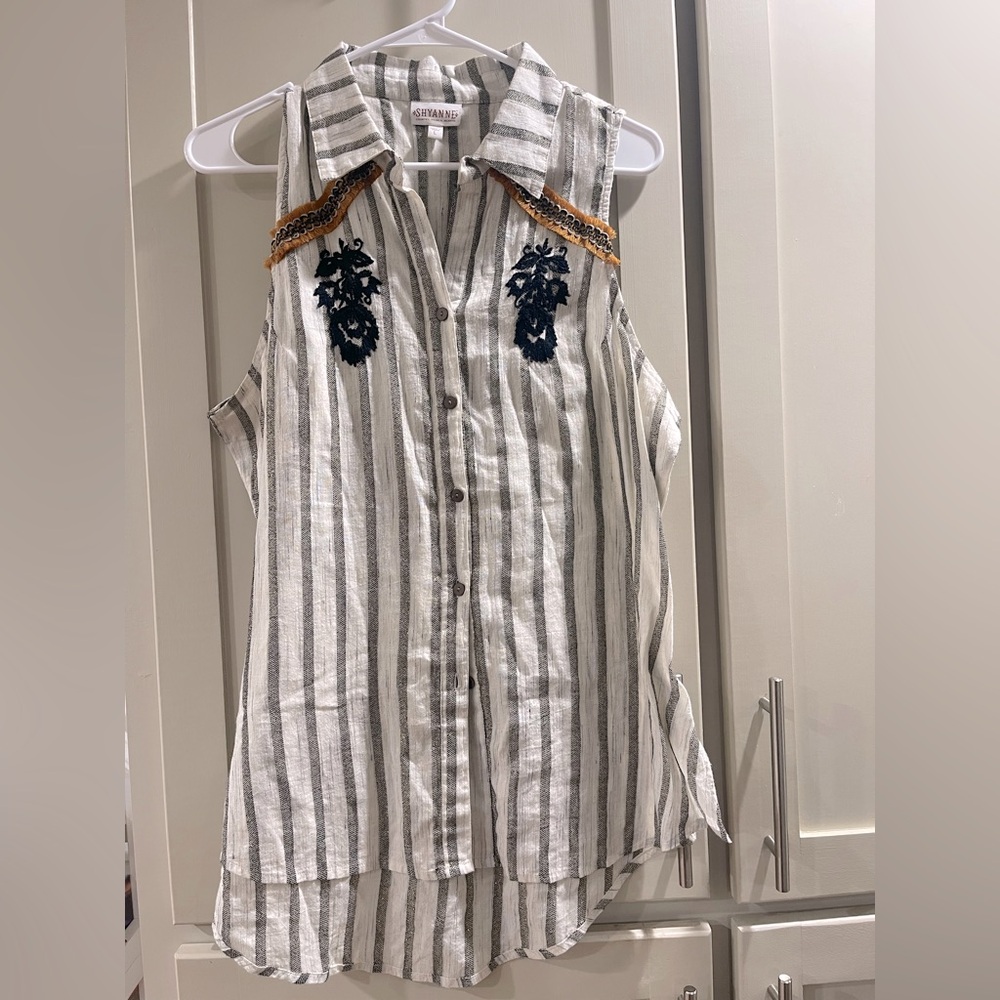 SHYANNE western sleeveless top! Great detail very gently worn Cowgirl Rodeo